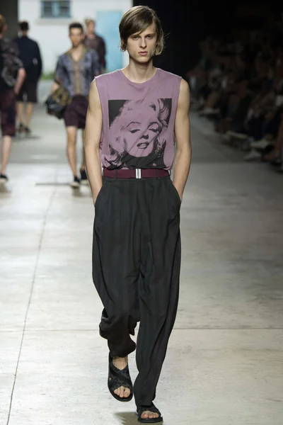 Look 25